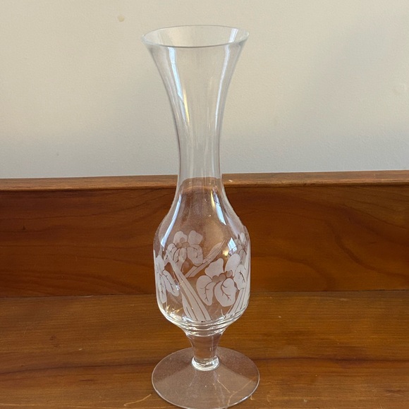 Elegant Clear Glass Vase with Floral Design - Picture 2 of 2